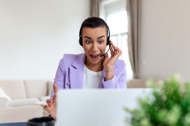 Agente de mujer operadora amigable joven con auriculares Hermosa mujer de negocios con auriculares de micrófono que trabaja en la oficina como agente de servicio al cliente de telemarketing concepto de trabajo de centro de llamadas