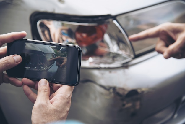 Foto gratuita agente de seguros que trabaja durante el proceso de reclamo de accidentes automovilísticos en el lugar, reclamo de seguro de personas y automóviles