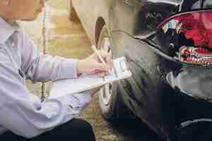 Foto gratuita agente de seguros trabajando en el proceso de reclamo de accidente de coche