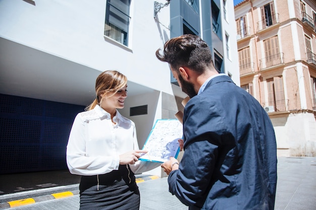 Agentes inmobiliarios en frente de una casa