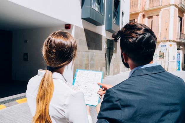 Foto gratuita agentes inmobiliarios visitando un edificio