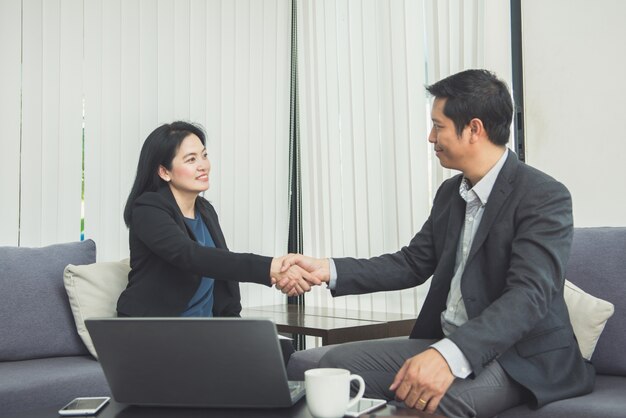 Agitando reunión corporativa juntos trabajo en equipo