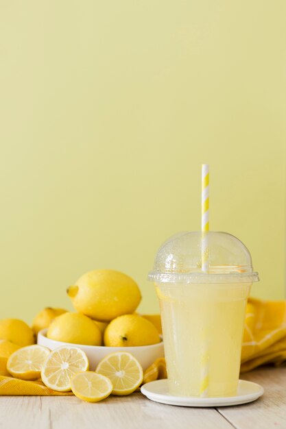 Agite con rodajas de cítricos y limón.