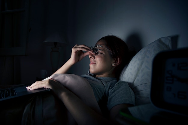 Agotada mujer trabajando hasta tarde en casa