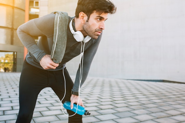 Agotado deportista con agua