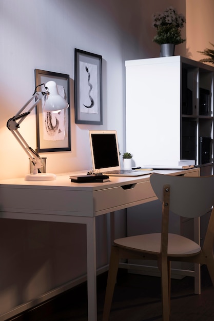 Agradable y organizado espacio de trabajo con lámpara.