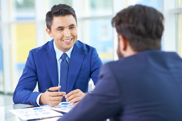 Agradable reunion entre hombres de negocios