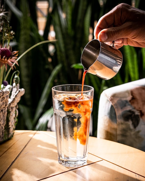 Para agregar café a un vaso de agua