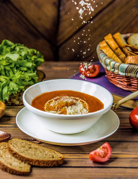 Agregar parmesano picado y picado a una sopa de tomate