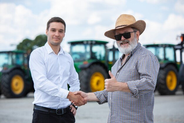 Un agricultor y empresario haciendo un trato