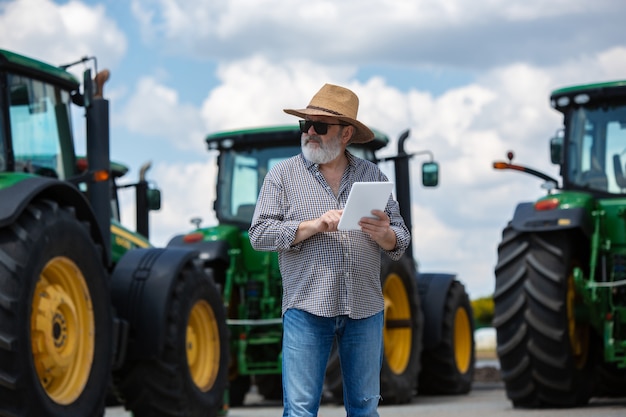 Un agricultor con tractores