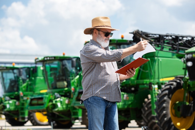 Un agricultor con tractores