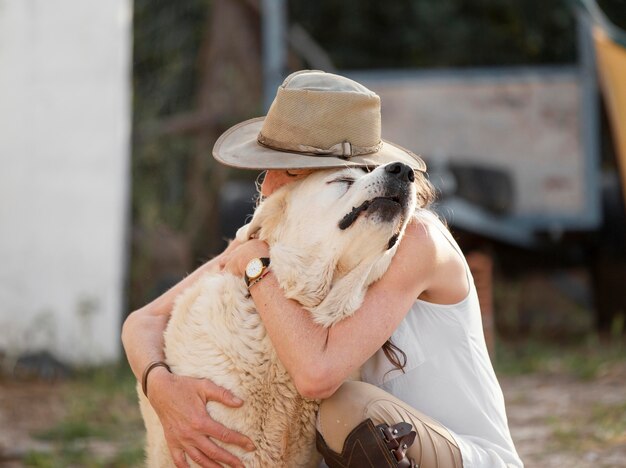 La agricultora abrazando a su perro de granja