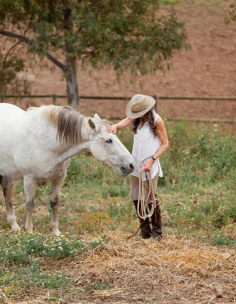 La agricultora acariciando a su caballo