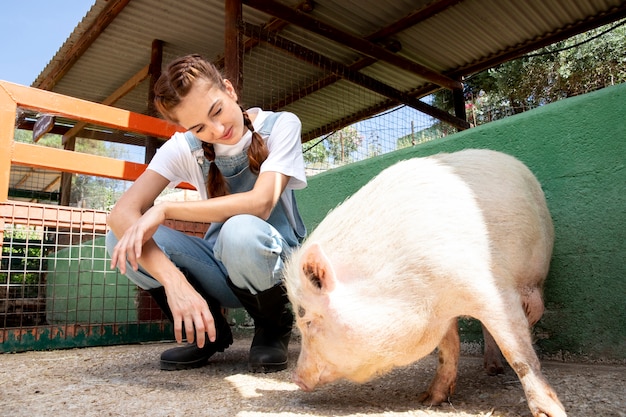 La agricultora alimentando a los cerdos