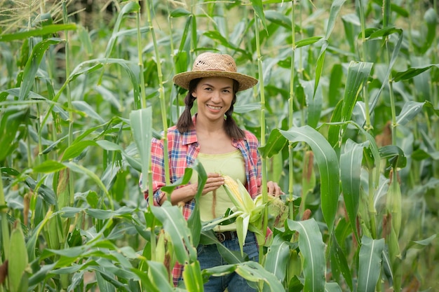 La agricultora comprobando las plantas en su granja