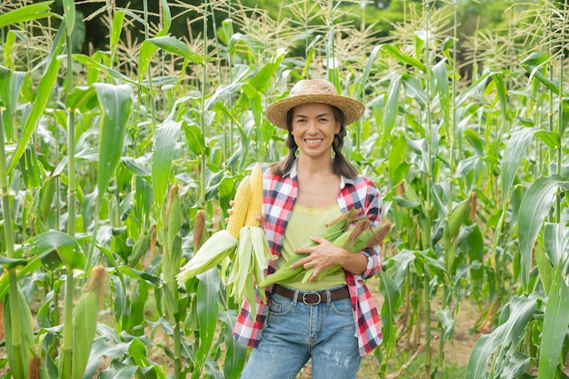 La agricultora comprobando las plantas en su granja