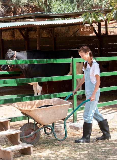 La agricultora cuidando una vaca