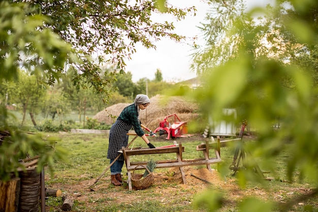 Agricultora trabajando