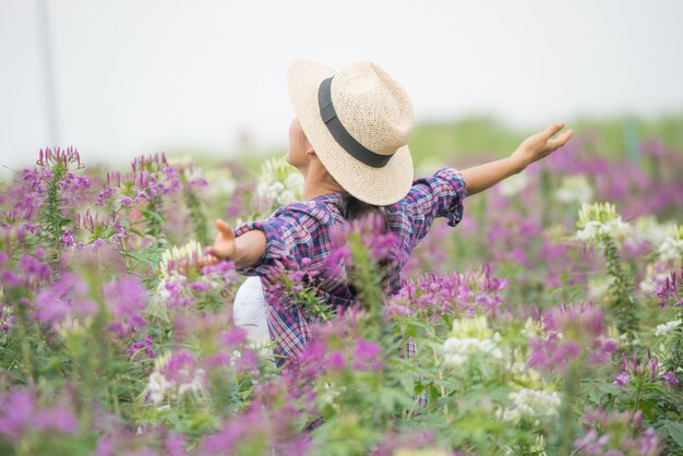 Los agricultores son felices en su propia granja de flores.