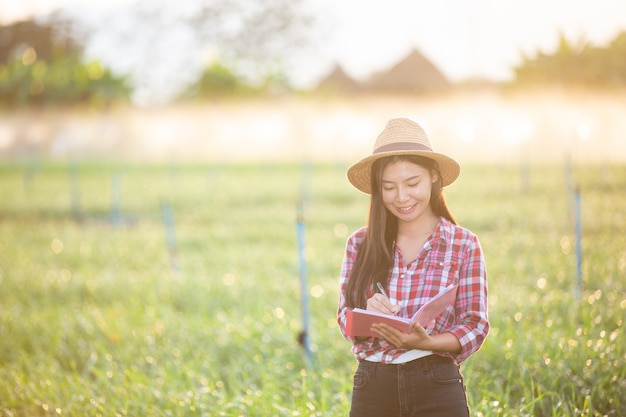 Agricultores sonrientes mujeres