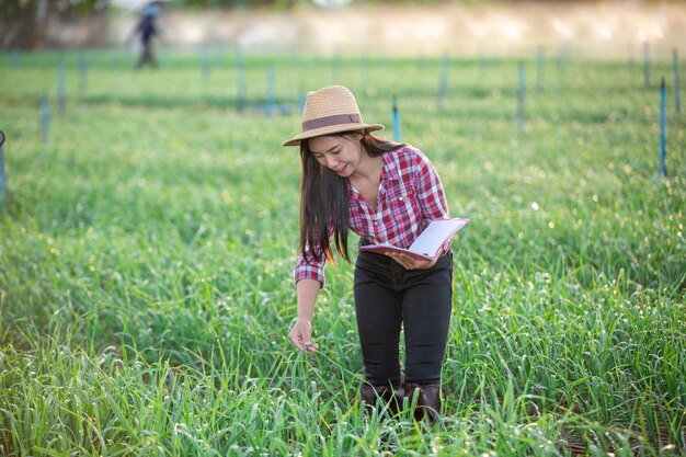 Agricultores sonrientes mujeres