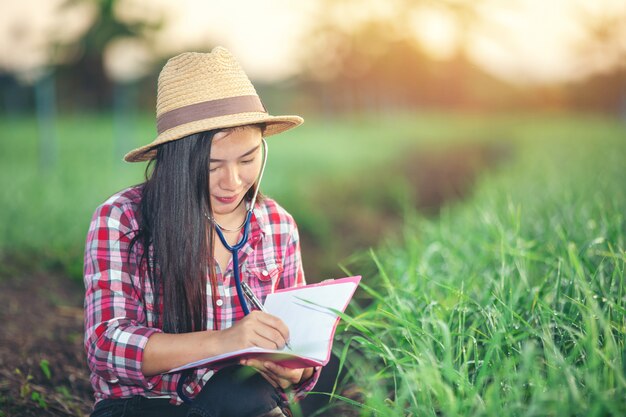 Agricultores sonrientes mujeres