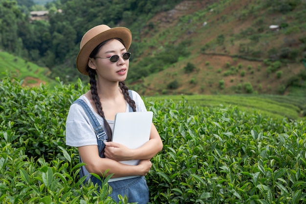 Agricultores con tabletas, compruebe el té, conceptos modernos.