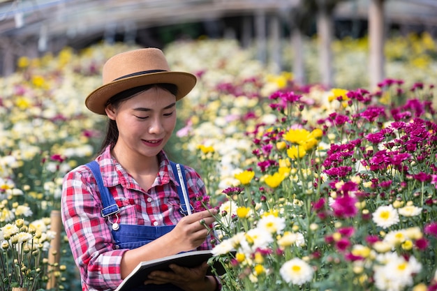 La agricultura investiga variedades de flores, conceptos agrícolas modernos.