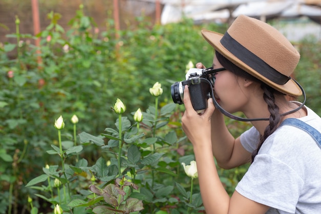 Foto gratuita agricultura, mujeres jóvenes tomando fotos del trabajo en la casa