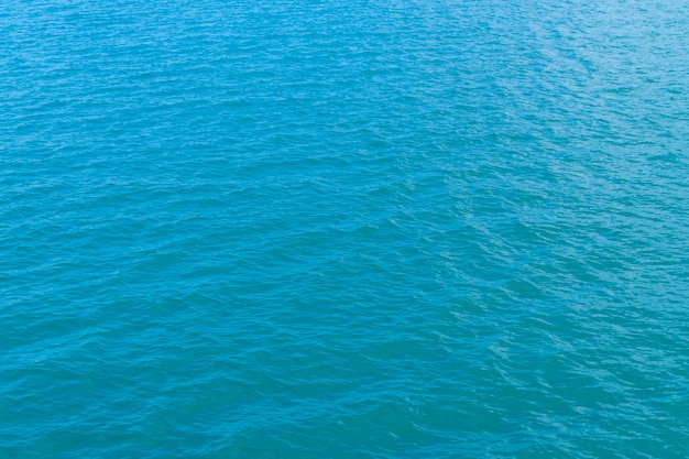 Agua azul abstracta en la textura de fondo de agua de mar