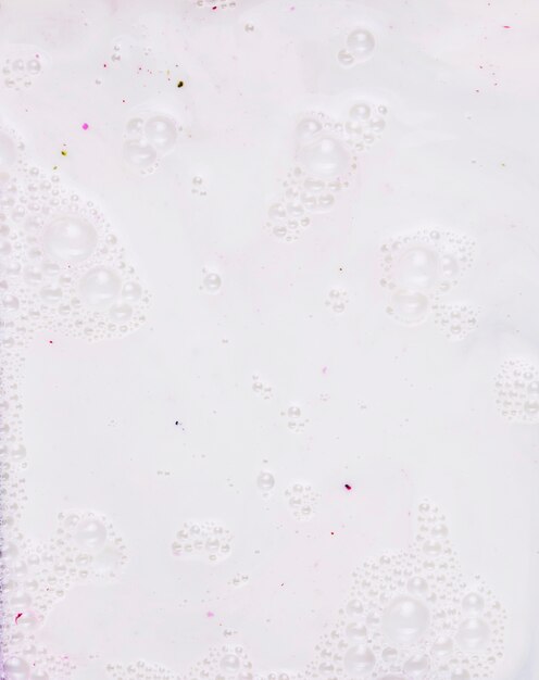 Agua blanca pintada con burbujas.