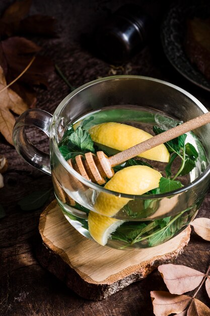 Agua caliente de alto ángulo con limón