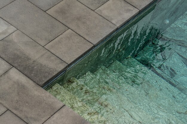 Agua clara de una piscina durante el día.