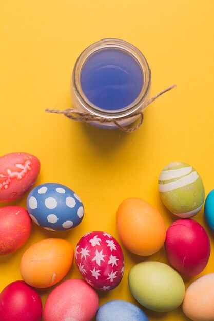 Foto gratuita agua coloreada cerca de los huevos de pascua