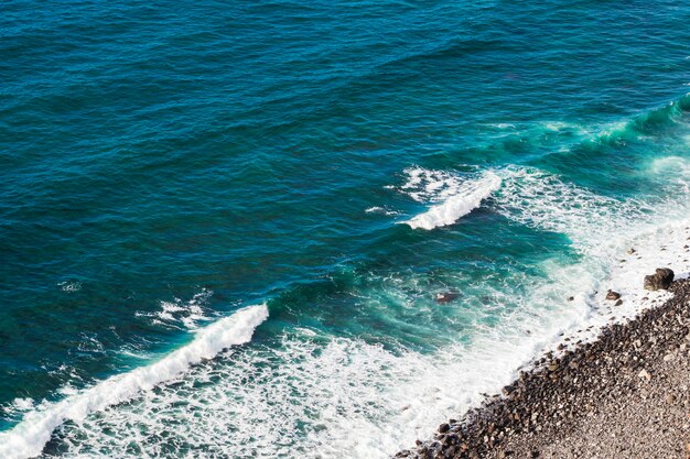 Agua cristalina de alto ángulo de vista a la orilla del mar