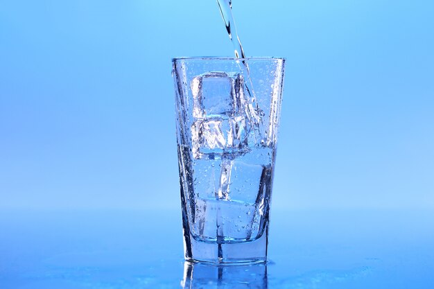Agua cristalina con hielo