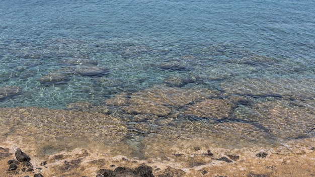 Agua cristalina del océano a la luz del día