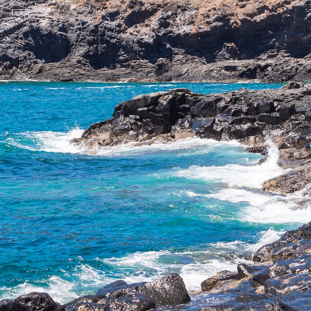 Agua cristalina de tiro largo en playa salvaje