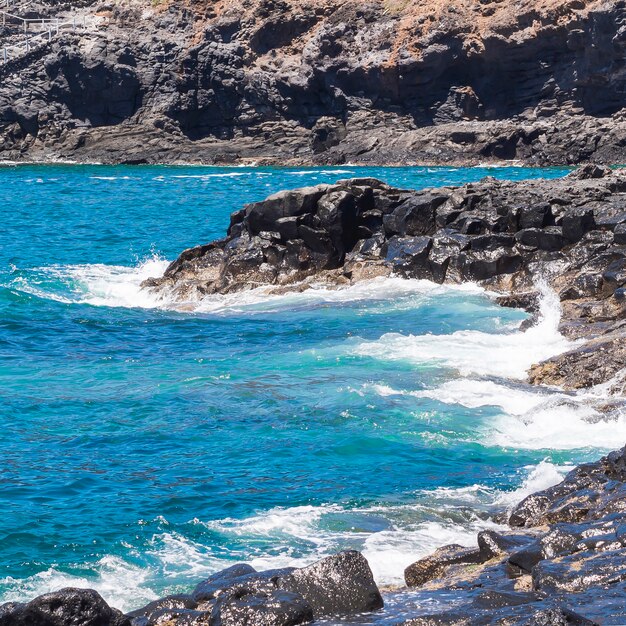 Agua cristalina de tiro largo en playa salvaje