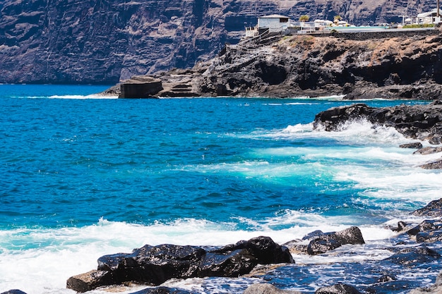 Agua cristalina de tiro largo en playa salvaje