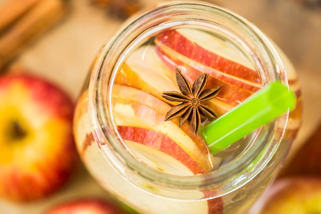 Agua detox con manzanas Composición otoñal con hojas y manzanas