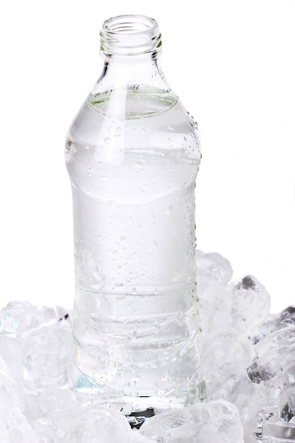 Foto gratuita agua fresca en botella