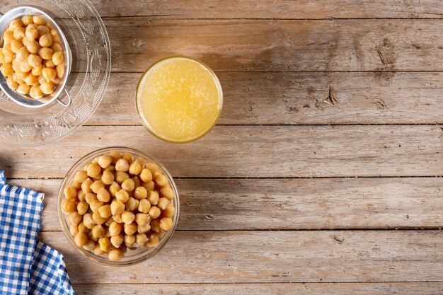 Agua de garbanzo aquafaba sobre mesa de madera El agua de garbanzo es un sustituto de los huevos en los pasteles