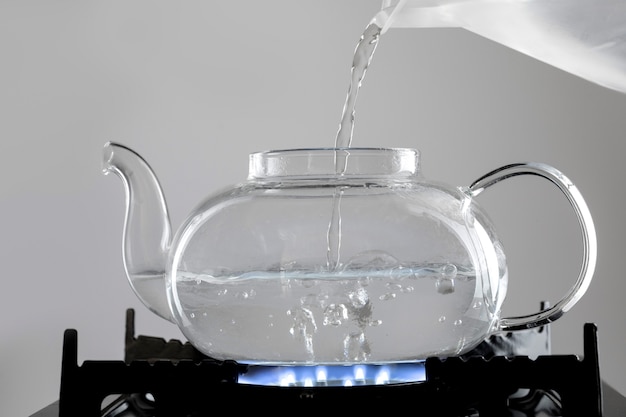 Foto gratuita agua hirviendo para preparar té