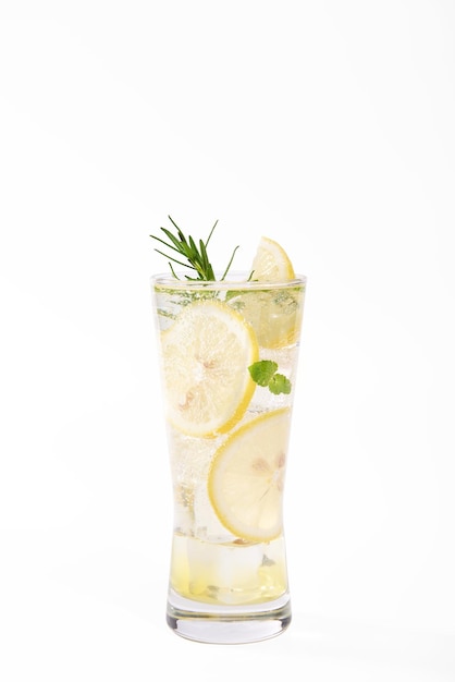 Foto gratuita agua de limón fresca en vaso con rebanadas de limón frutas aisladas en fondo blanco bebida de verano