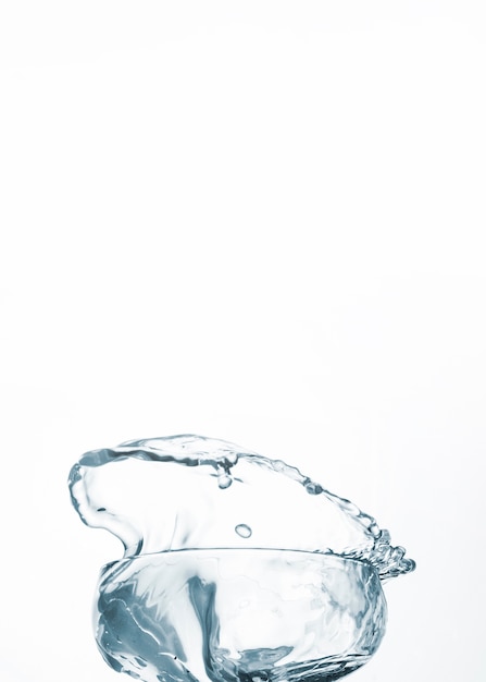 Agua limpia en vidrio sobre fondo claro