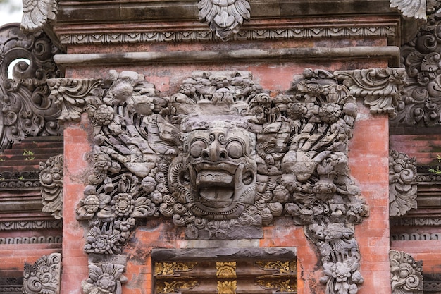 Agua de manantial sagrado en el templo pura Tirtha Empul inTampak, uno de los templos más importantes de Bali, Indonesia