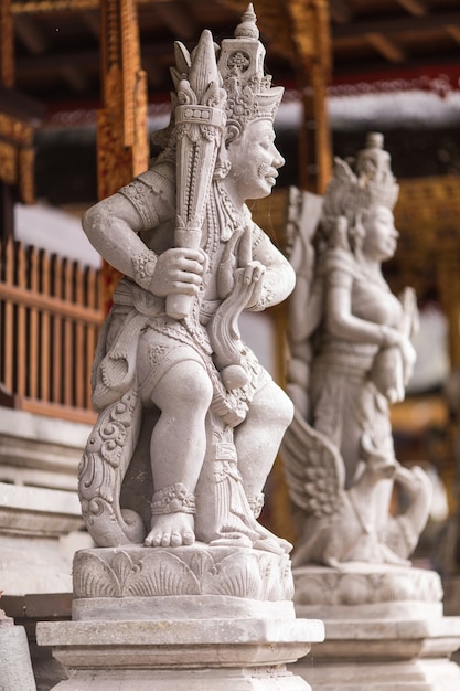 Agua de manantial sagrado en el templo pura Tirtha Empul inTampak, uno de los templos más importantes de Bali, Indonesia