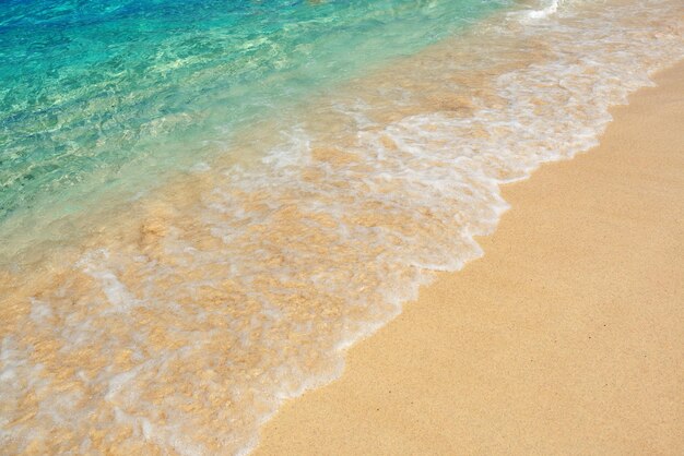 Agua de mar colorida en la playa